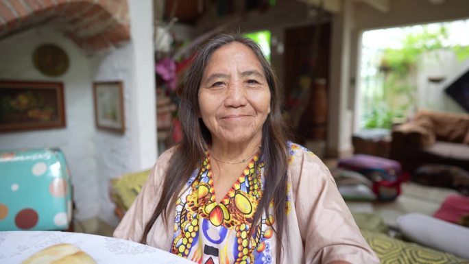 一位年长的土著妇女的肖像
