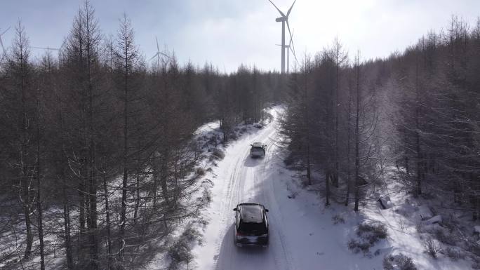 山间雪路爬坡四驱激情驾驶航拍