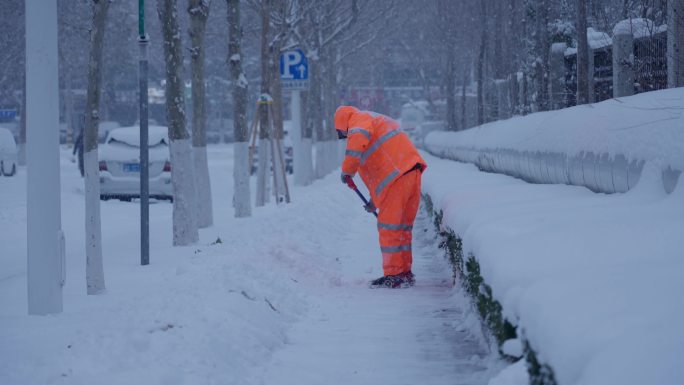 环卫工人铲雪扫雪