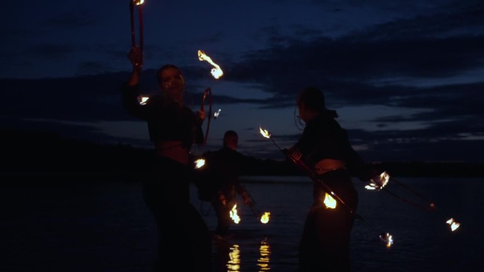 夏夜河滨马戏表演火焰特技，电影慢动作镜头