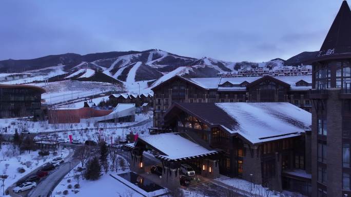 冬季滑雪航拍雪山脚下酒店超清