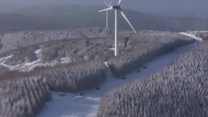 冬天风车发电雪山翠云山车队行驶