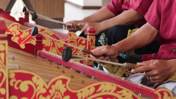 两名当地人正在演奏由木头和竹子制成的传统巴厘佳美兰打击乐器Rindik Bali。