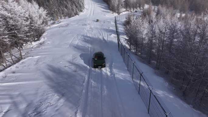 山间雪路爬坡原始森林四驱激情驾驶航拍