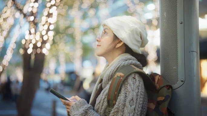 聪明的女人在日本市中心使用手机