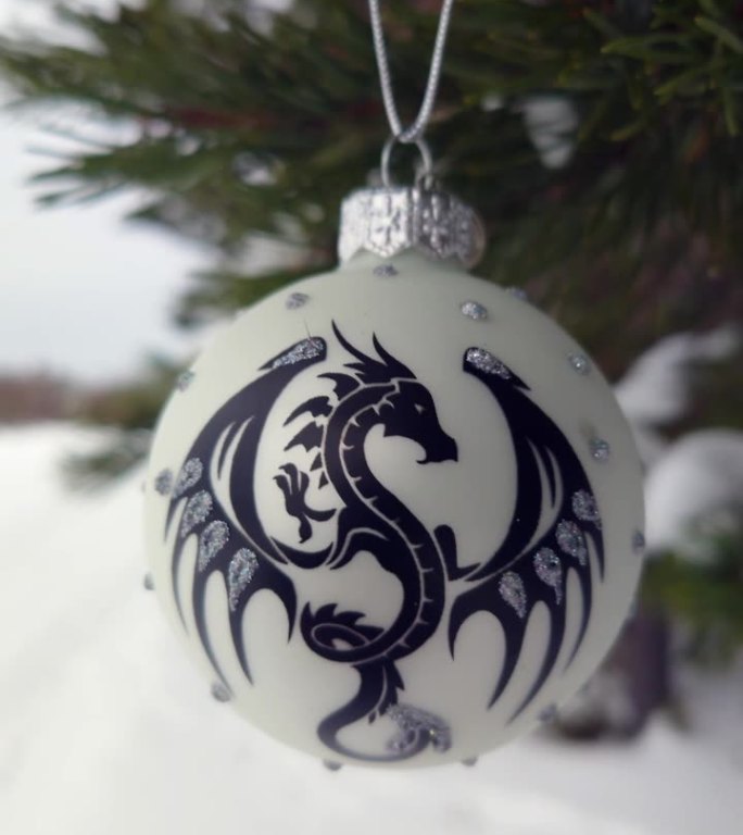 象征2024年龙。在公园里装饰了一棵白雪覆盖的圣诞树。圣诞快乐，新年快乐。自然装饰着新年的玩具。