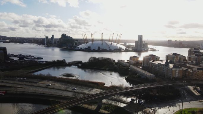无人机拍摄的阳光明媚的伦敦千禧穹顶