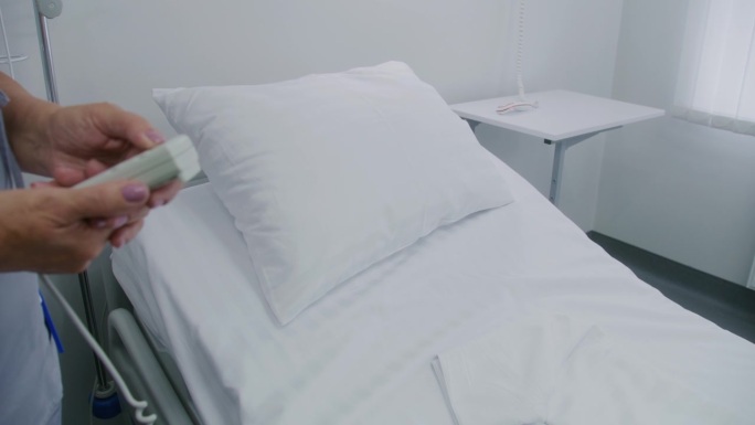 护士使用升降遥控器在病房设置智能床