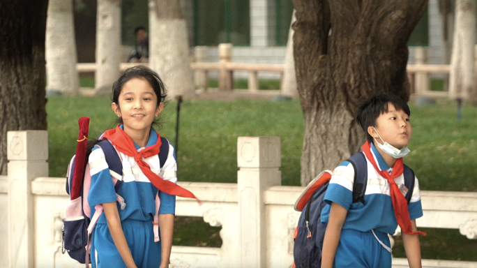 新疆喀什放学的小学生