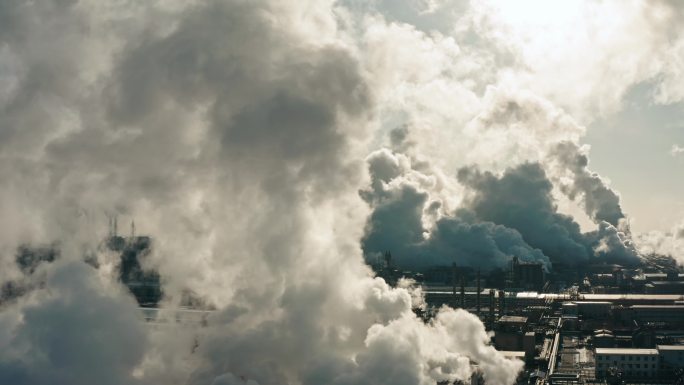 冬季石油化工厂烟雾排放航拍
