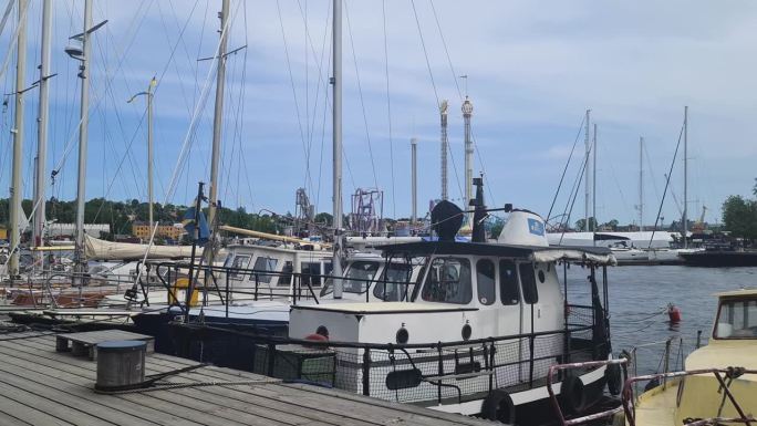 帆船停泊在瑞典斯德哥尔摩的码头上