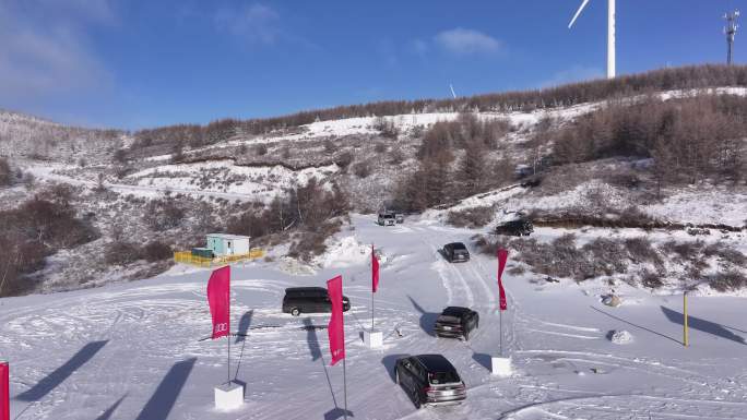 冬天风车发电雪山翠云山车队行驶