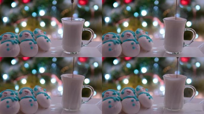 将牛奶搅打成泡沫，将卡布奇诺机倒入杯中搅拌，直到牛奶洒向四面八方，洒得太多，与圣诞树的背景相映成辉