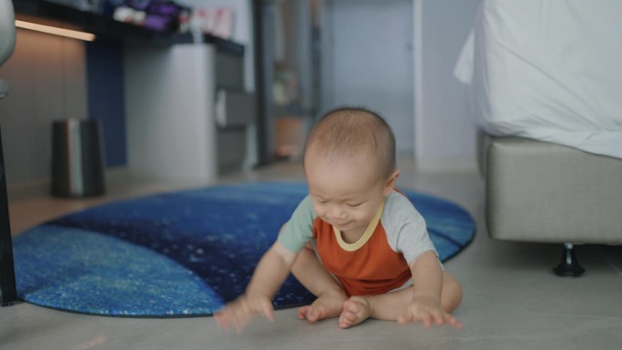 快乐的幼儿时代:可爱的亚洲男婴在舒适的家庭环境中的发现。