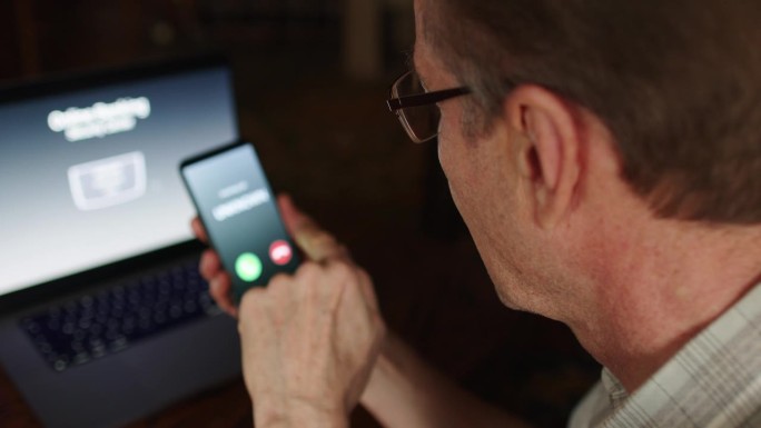 一位老人接到未知号码的电话。利用智能手机概念预防诈骗。
