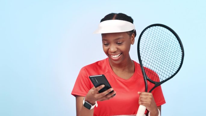 网球，女人和手机在体育应用的工作室，在线表情包或互联网滚动与技术和笑声。健身、社交媒体和用智能手机进