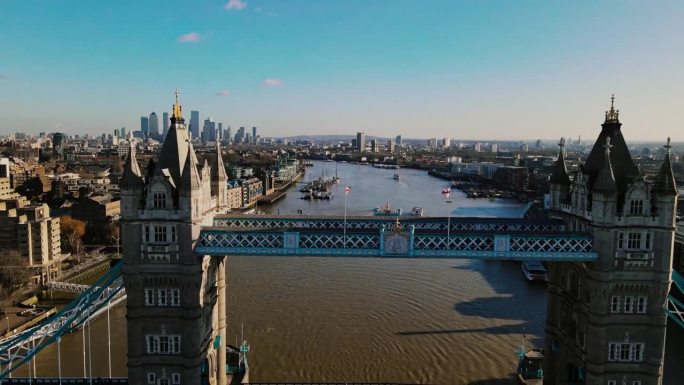 塔桥上阳光明媚的泰晤士河和伦敦的城市景观