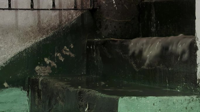 阿根廷一座旧监狱里，囚犯们正在清理石头楼梯上的混凝土地板。惩教工作，职业治疗。低角度视图。4K分辨率