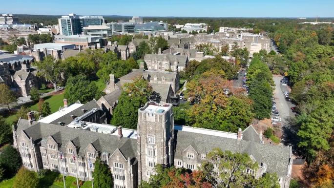 杜克大学校园。秋季的石质宿舍和学术建筑鸟瞰图。