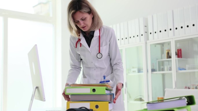 护士和医生在诊所的工作场所处理成堆的文件