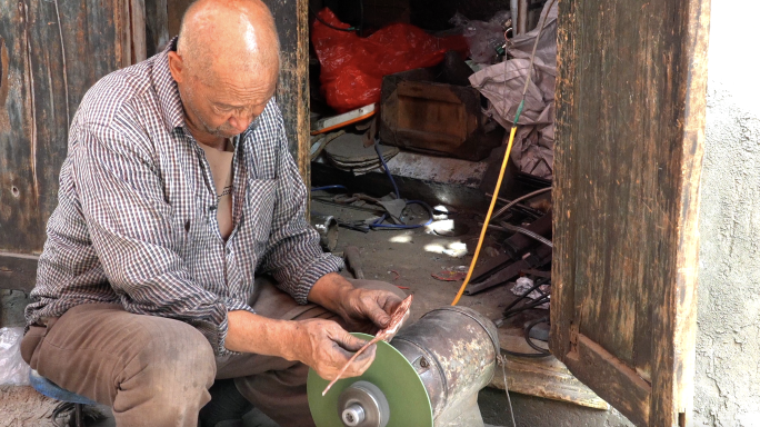 新疆喀什非遗铁匠铜匠铜器加工4k