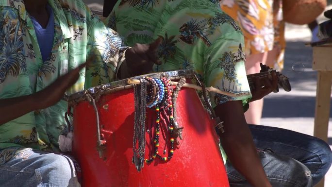 非裔美国人的手在加勒比海户外打红鼓的特写