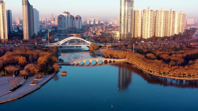 4K航拍临沂市凤凰广场涑河九孔桥风景