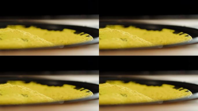 低音扬声器特写和黄色油漆粉末。大声的音乐音量微距拍摄。专业迪斯科演播室设备低音炮。立体声系统的音乐重