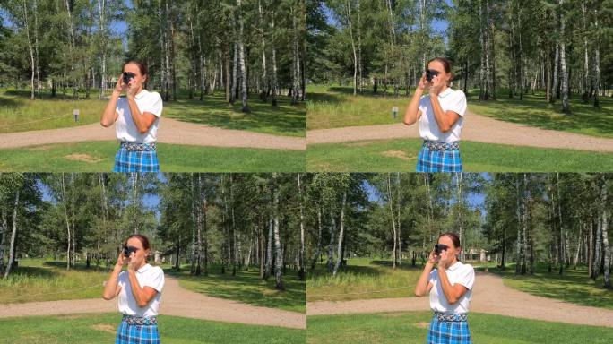 女高尔夫球手用测距仪测量距离