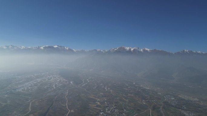 积石山11月中旬航拍村落及积石山城市雪景