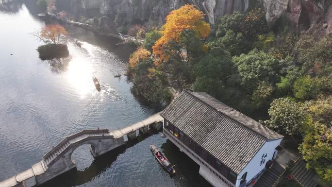 绍兴东湖公园 乌篷船划过石桥
