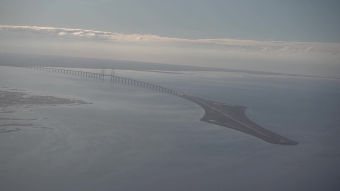 厄勒海峡大桥隧道。丹麦。瑞典。从上面看。