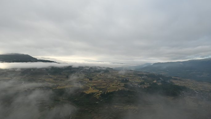 保山龙陵县龙江梯田上方云雾缭绕的延时风景