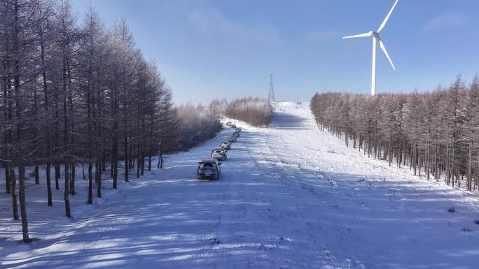 山间雪路爬坡原始森林四驱激情驾驶航拍