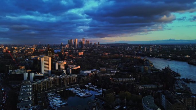 夜景，伦敦，从无人机的角度看建筑物和泰晤士河