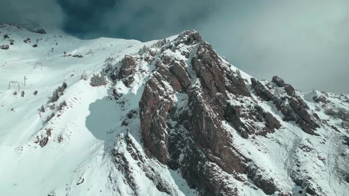 空中无人机从左至右拍摄了瑞士恩格尔贝格布伦尼巴赫南白雪覆盖的山坡。