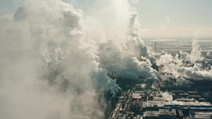 冬季石油化工厂烟雾排放航拍