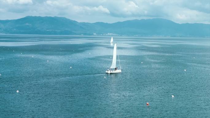 湖水中白色帆船-4K