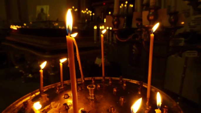 蜡烛燃烧天主教堂