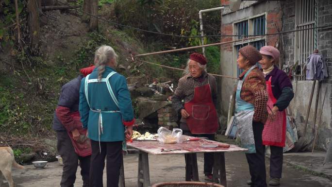 农村过年杀年猪腌制腊肉留守老人