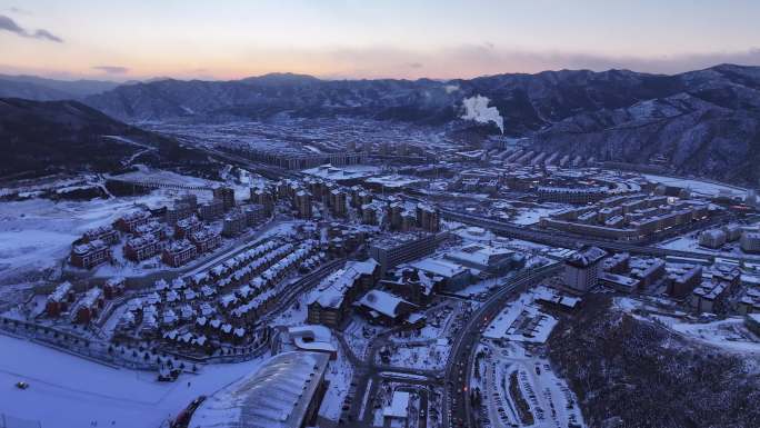 冬季滑雪航拍雪山脚下酒店超清