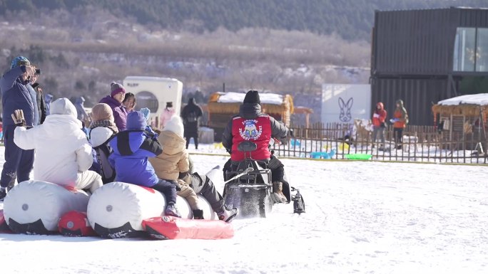 雪世界雪中玩耍活动