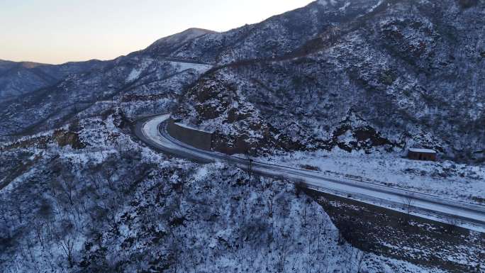 航拍北方雪后山峰湖农村