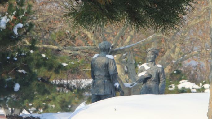 山东威海刘公岛北洋水师水兵雪地雕像