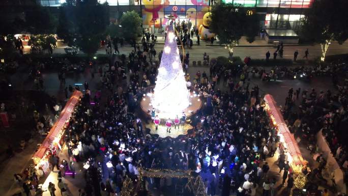 台州市温岭市银泰购物中心平安夜圣诞节