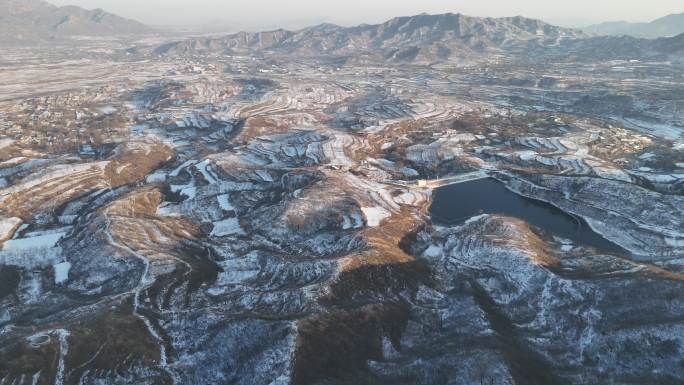 航拍北方雪后山峰湖农村