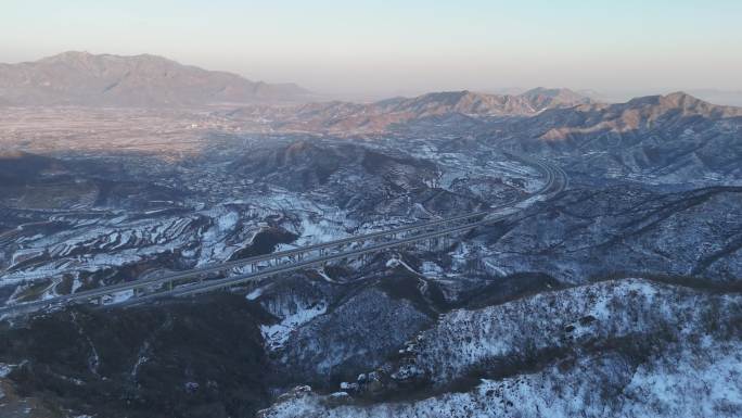 航拍北方雪后山峰湖农村