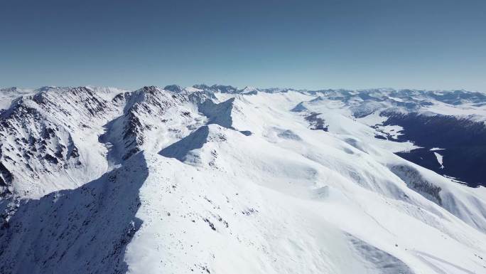 新疆阿勒泰云霄峰雪山航拍