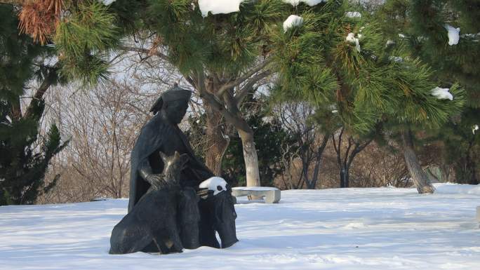 威海刘公岛雪地上邓世昌与爱犬太阳雕像