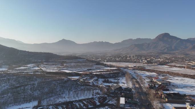 航拍北方雪后山峰湖农村